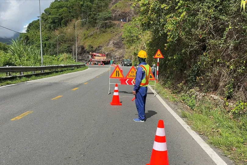 Cấm lưu thông theo khung giờ để xử lý sạt lở trên đèo Bảo Lộc