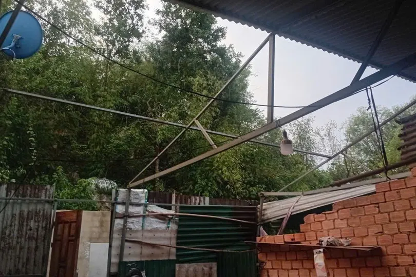Lâm Đồng: Mưa lớn kèm lốc xoáy, nhiều nhà dân bị tốc mái