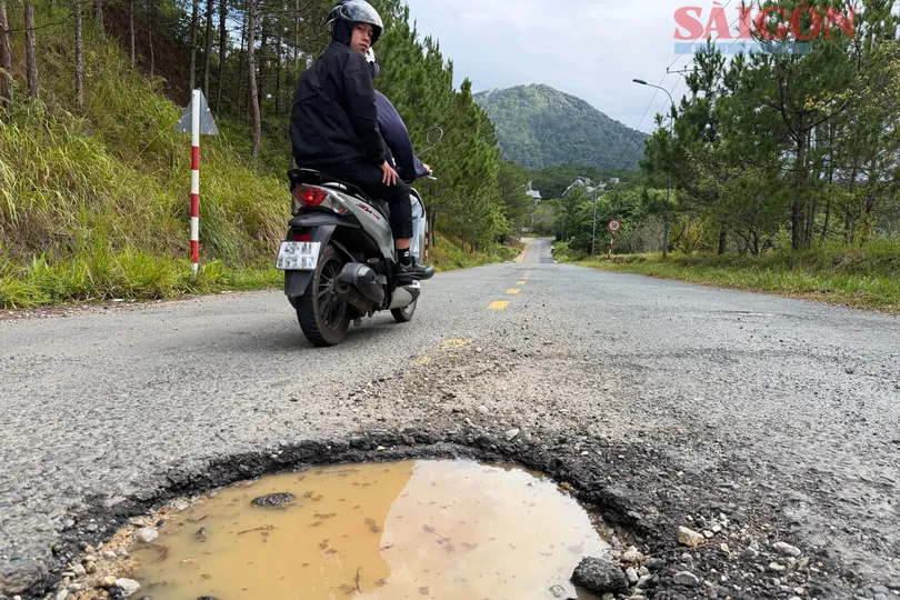 Mặt đường KDL quốc gia hồ Tuyền Lâm hư hỏng, đọng nước sau mỗi cơn mưa