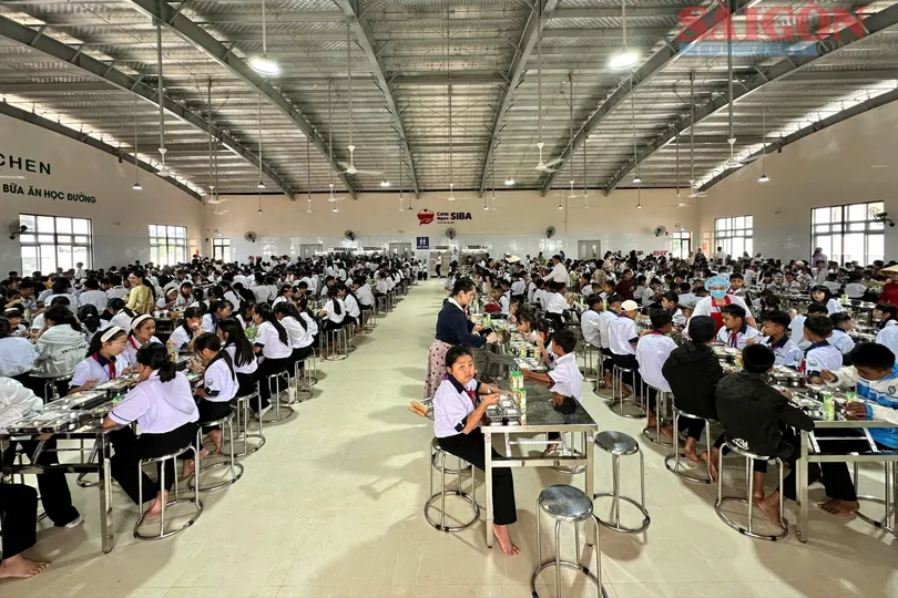 Lâm Đồng: Hơn 860 học sinh trường nội trú dùng bữa ăn đầu tiên