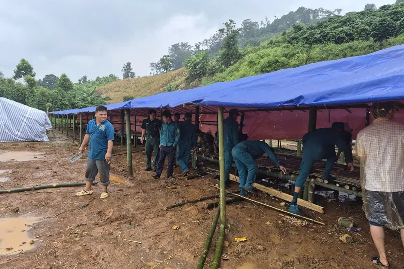 Lâm Đồng: Xuất hiện vết nứt dọc sườn đồi, hàng trăm người phải lánh nạn