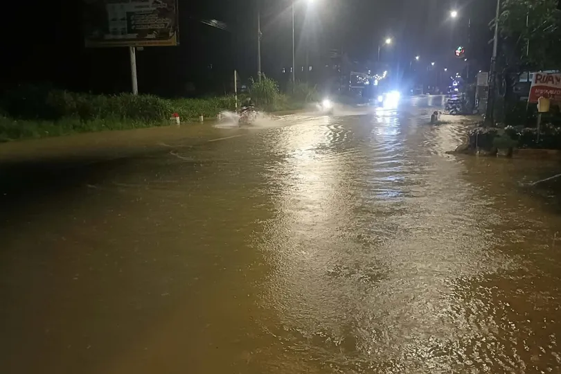 Lâm Đồng: Mưa lớn lại gây ngập quốc lộ 20