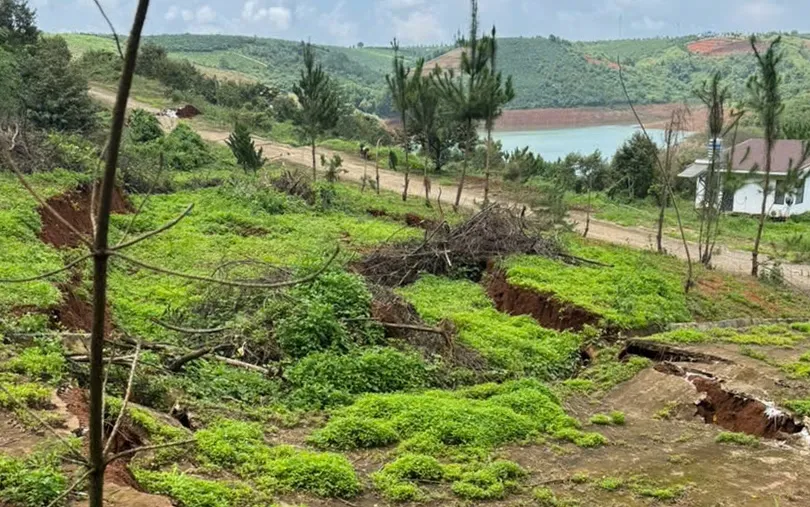 Vết nứt, sụt lún kéo dài thuộc công trình hồ chứa nước Đắk Lông Thượng, xã Bảo Lâm 2, tỉnh Lâm Đồng