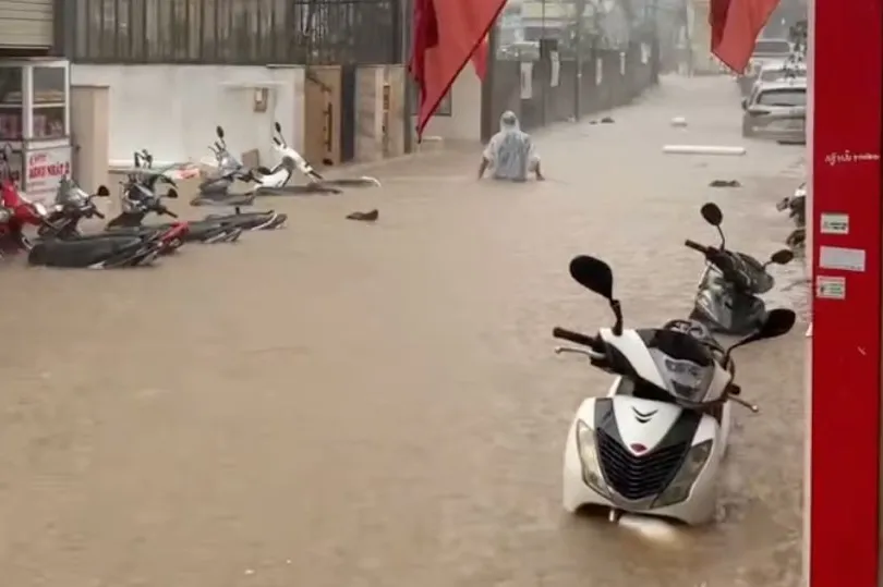 Mưa lớn, nhiều hẻm ở Đà Lạt ngập sâu