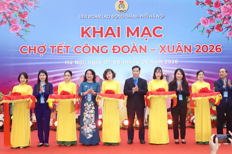 Hà Nội trao hàng ngàn phiếu mua hàng, suất quà tại chợ tết công đoàn