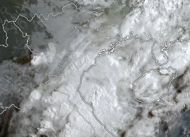 Trong ngày 24-4, mưa dông dịch chuyển từ Bắc bộ xuống Trung bộ 