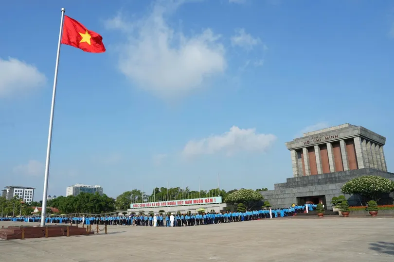 Đoàn đại biểu dự Đại hội XIV Công đoàn Việt Nam vào Lăng viếng Chủ tịch Hồ Chí Minh