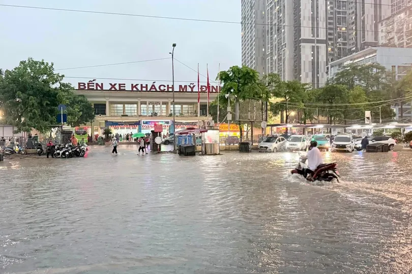 Hà Nội mưa lớn giờ tan tầm, nhiều nơi ngập nặng