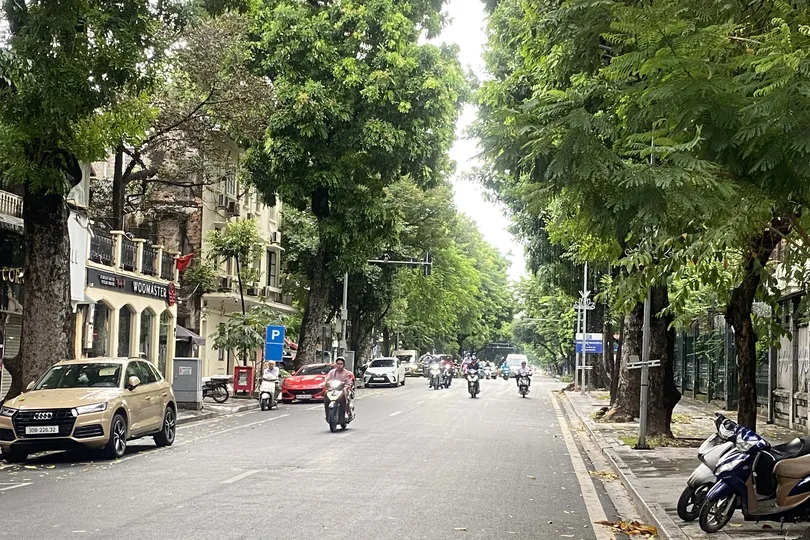 Hà Nội se lạnh, trời nhiều mây, có mưa nhỏ, sáng sớm 5-10. Ảnh: PHÚC HẬU