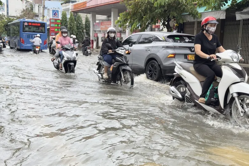 Đầu tuần, Nam bộ tiếp tục mưa dông, triều cường tại TPHCM vượt báo động 3