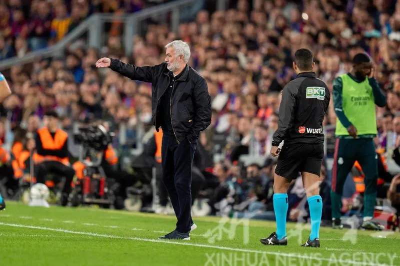 HLV Mourinho chỉ đạo trong trận El Clasico. Ảnh THX