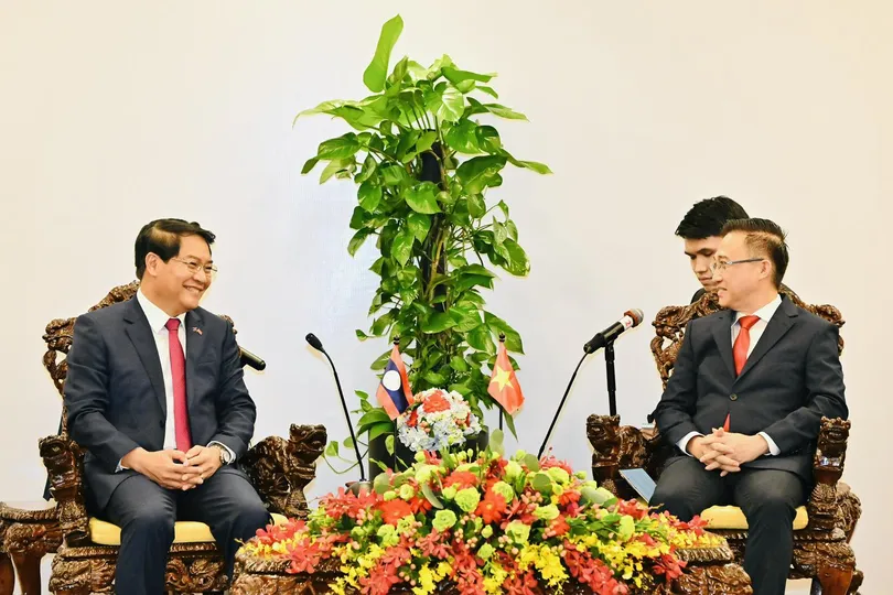 Đồng chí Đặng Minh Thông, Phó Bí thư Thành ủy TPHCM (bên phải) tại buổi tiếp đồng chí Athsaphangthong Siphandone. Ảnh: VIỆT DŨNG