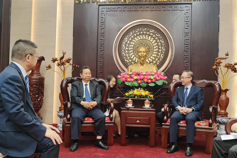 Phó Bí thư Thành ủy TPHCM Đặng Minh Thông (phải) tiếp Bí thư Đảng ủy khu Đông Thành, Bắc Kinh, Trung Quốc. Ảnh: VIỆT ANH
