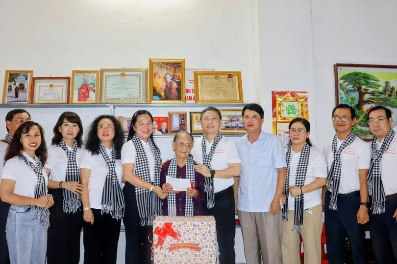 Đoàn công tác TPHCM “Hành trình theo chân Bác” tri ân các Mẹ Việt Nam Anh hùng tại Cao Bằng