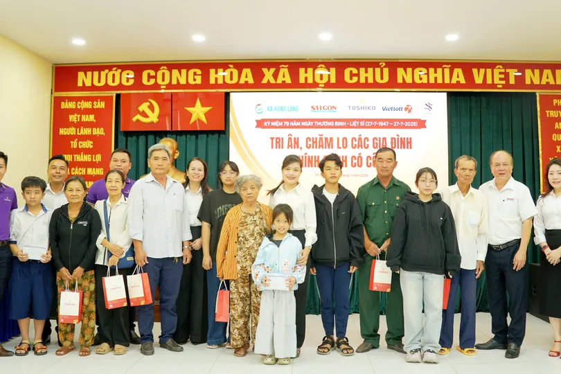 Ban tổ chức trao quà tri ân các gia đình chính sách tại xã Hưng Long. Ảnh: VIỆT NGA