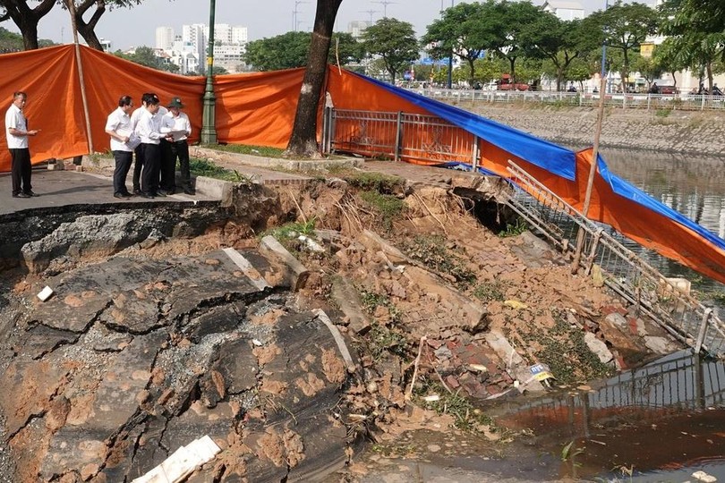 胡志明市领导视察涌沿岸塌陷路段。