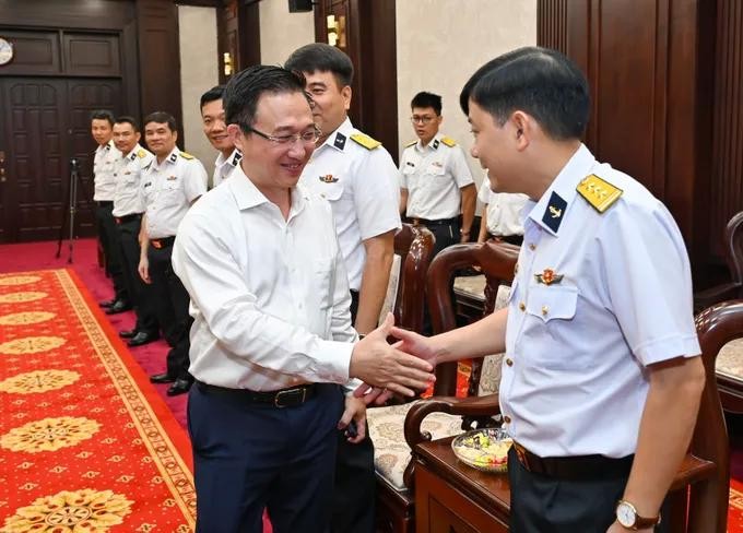 邓明通副书记会见海军第189旅工作团。