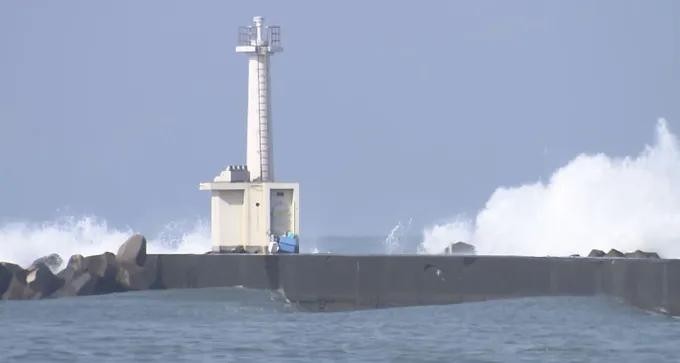  矗立在三国防波堤上的灯塔。