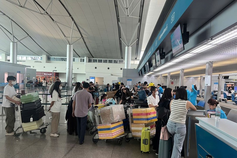 民众在胡志明市新山一机场办理登机手续。