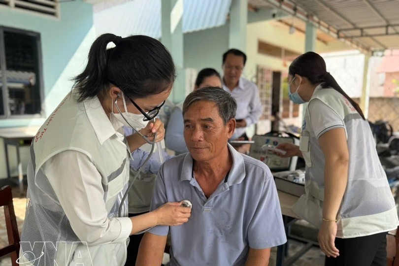 居民区连续健康服务医疗队为民众进行检查。