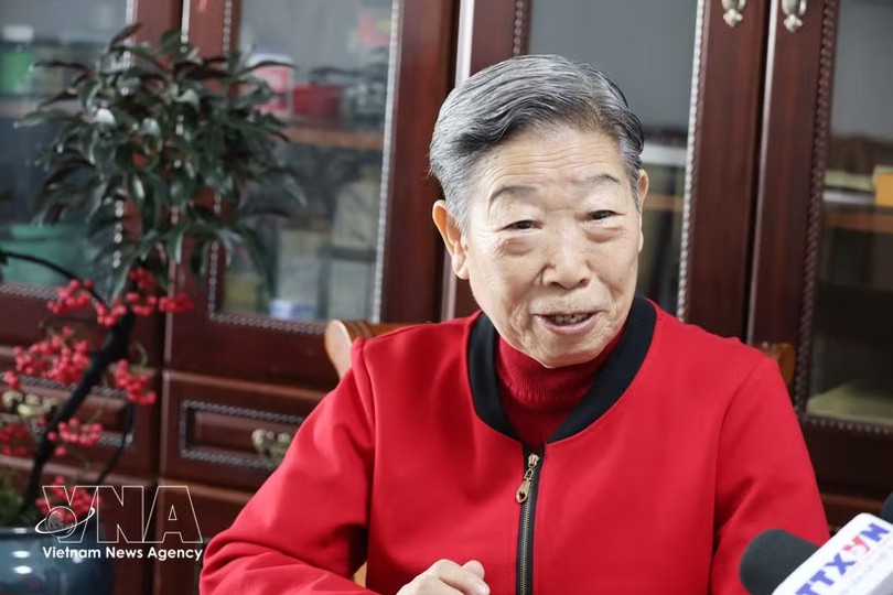 中国对越友好人士、原桂林南溪山医院医护人员于淑惠女士接受越通社驻中国记者的采访。 