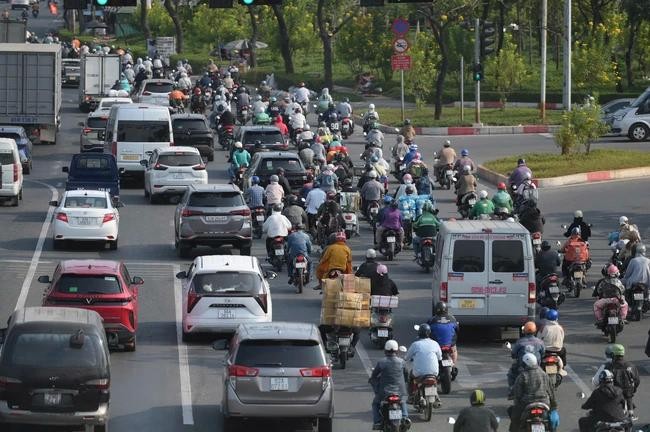 车流经1A国道前往南部西区。