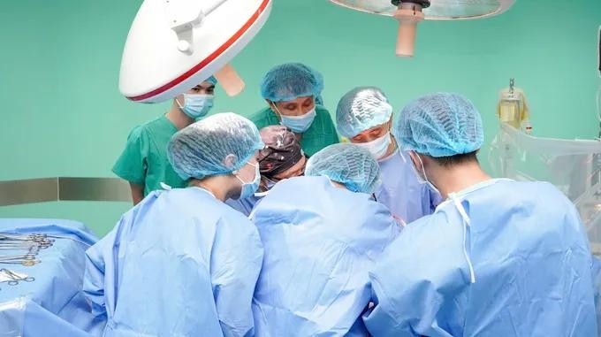 顺化中央医院医生从脑死亡者捐赠摘取器官，以为6名患者进行移植手术。