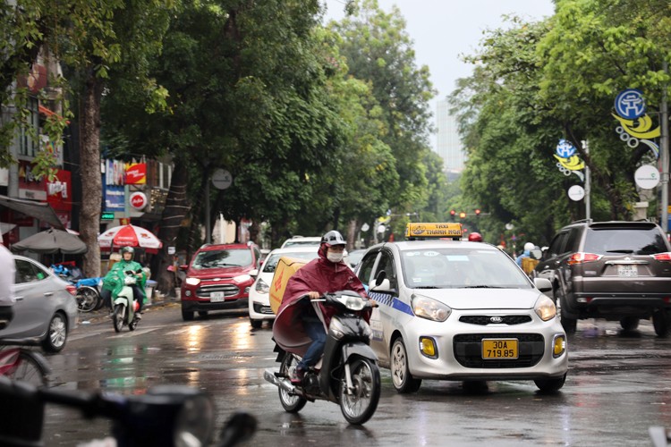 北部地区出现分散性阵雨与旋风，局部地区有大到暴雨。 