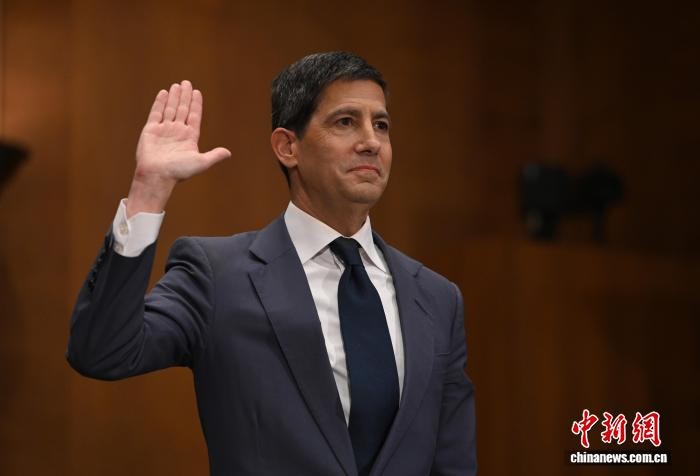 资料图为当地时间4月21日，凯文·沃什(Kevin Warsh)出席国会提名听证会。 中新社记者 陈孟统 摄 