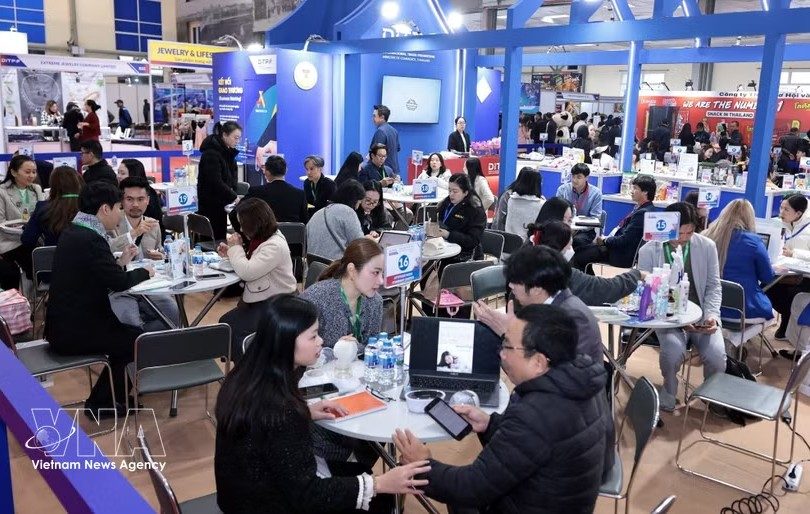 越南与泰国企业在2026年泰国商品周期间对接沟通。 