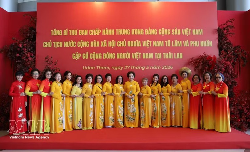旅泰侨胞在VT Nam Nueng中心等候苏林总书记、国家主席时合影留念。