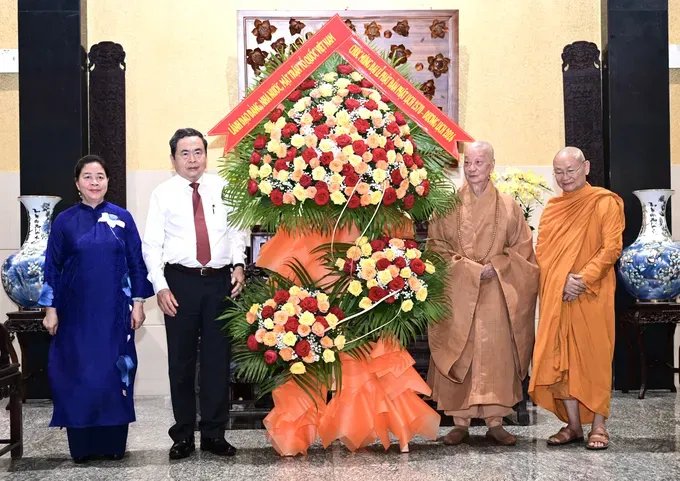 国会主席陈青敏在胡志明市祝贺佛诞大典