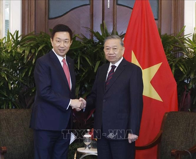  苏林总书记、国家主席会见吉宝集团（Keppel）首席执行官卢振华。 
