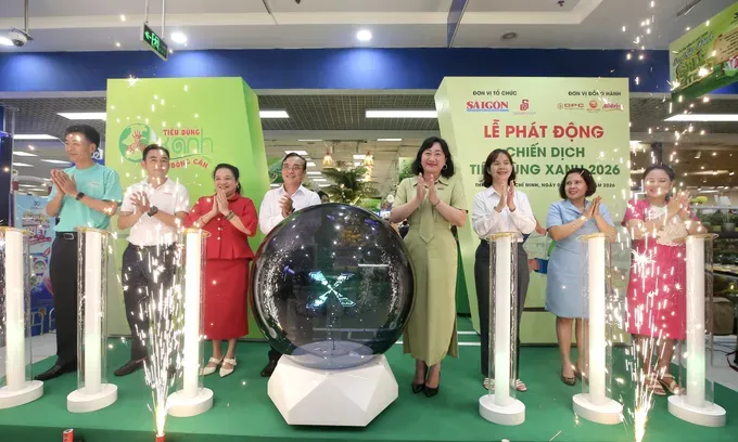 《西贡解放报》副总编辑裴氏红霜、Saigon Co.op副总经理阮玉胜及各位代表共同启动2026年“绿色消费”行动仪式。