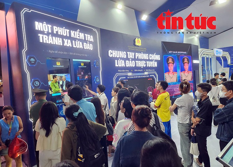  “网络安全之墙”展区吸引众多民众排队了解防范高科技犯罪知识。 