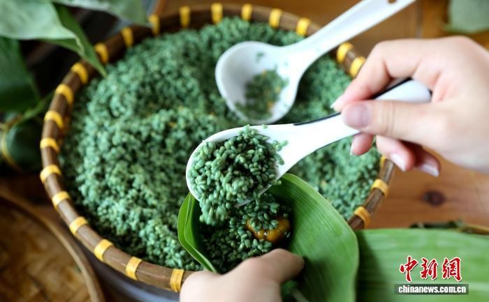  资料图：图为五彩粽子制作现场。龚普康 摄 