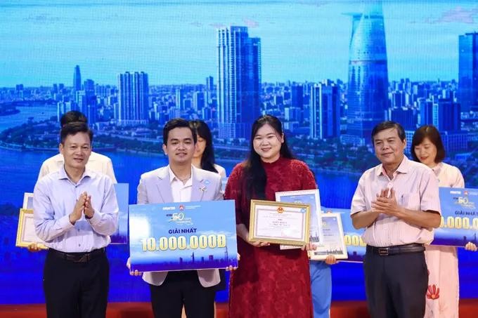 胡志明市市委宣教与民运处副主任曾友锋向荣获比赛一等奖的作者颁奖。