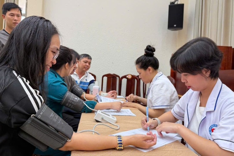 发起仪式结束后，定期健康体检计划随即为569名干部、公务员、职员开展。