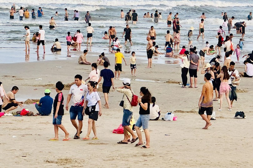 游客在头顿海滩游玩。图：光宇
