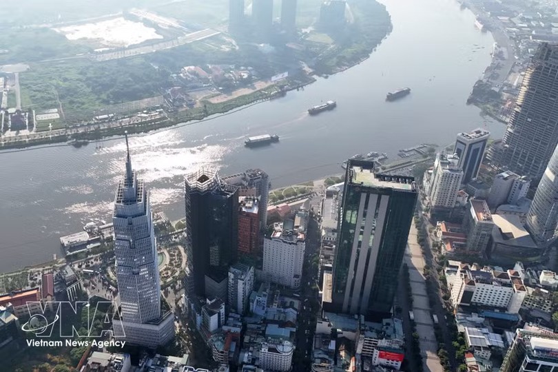 附图：胡志明市中心区西贡河畔的金融楼群。