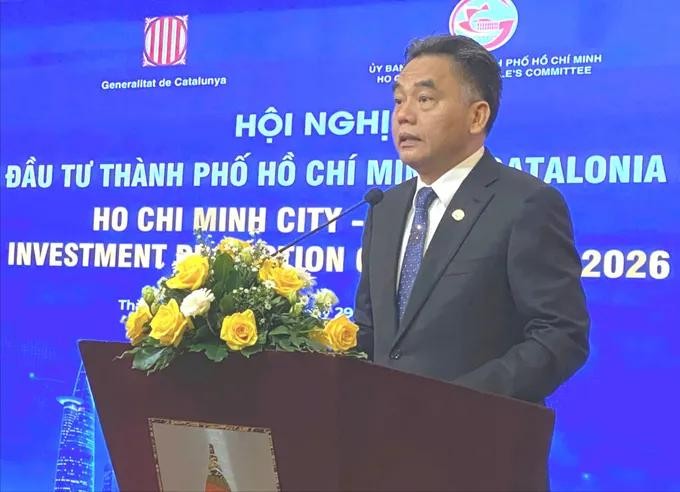 胡志明市人委会常务副主席阮禄河在会议上致辞。