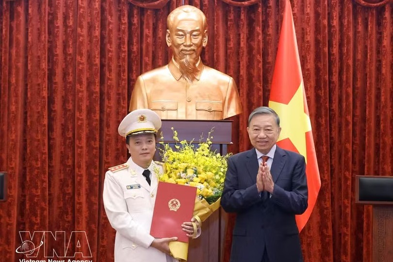 党中央总书记、国家主席、人民武装力量统帅、国防与安全委员会主席苏林向公安部副部长邓鸿德授予晋升上将军衔决定。