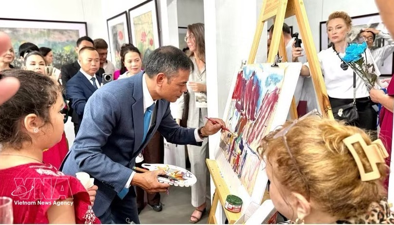 画家吴德煌在8月15日的展览现场演示在鼠皮纸上作画。