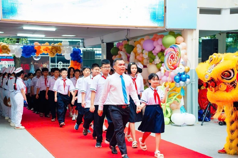 胡志明市滨城坊阮攸初中学校的学生出席2025-2026学年开学典礼。