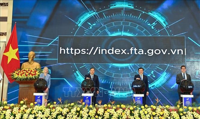 各位代表按下启动按钮。图：陈越/越通社