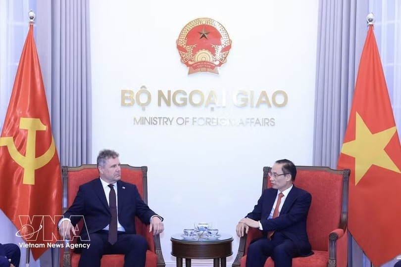 越南外交部长黎怀忠在河内会见正在对越南进行工作访问的捷克和摩拉维亚共产党主席罗曼·劳恩。