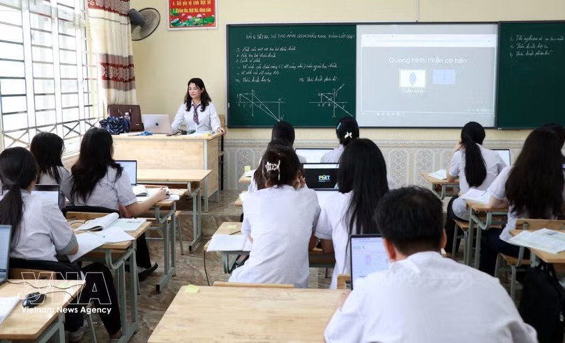 宁平省金榜坊朱文安初中学生的AI应用课时。