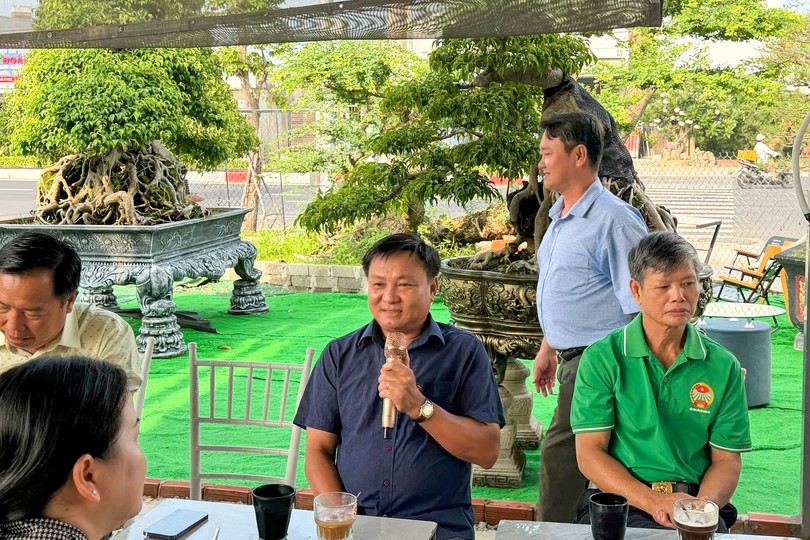 会员在“与农民共饮咖啡”活动上致辞。
