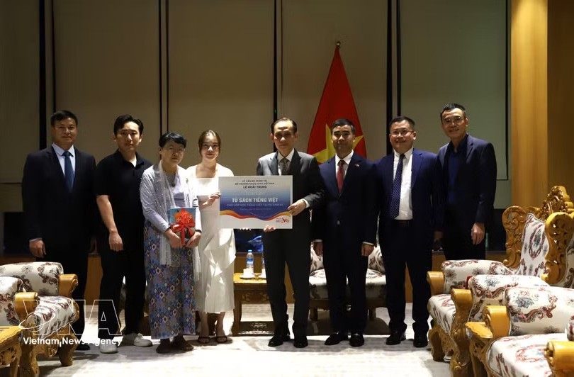 越南外交部长黎怀忠与仰光外国语大学代表合影。