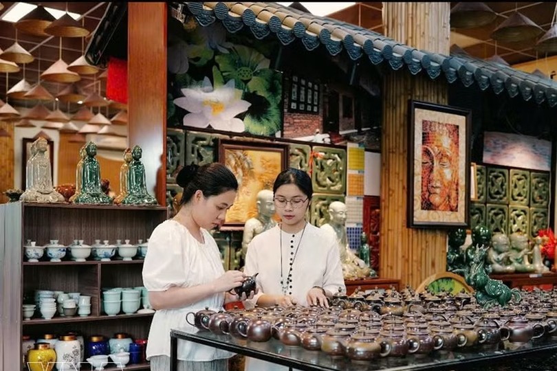 钵场陶瓷村的产品展示空间吸引众多游客前来参观、了解。图片来源：qdnd.vn